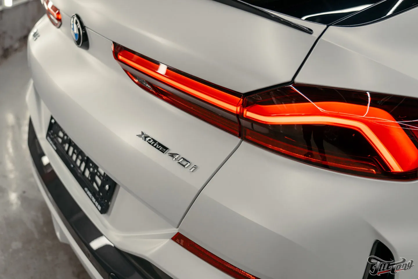 Оклеили BMW X6 матовым полиуретаном и покрыли керамическим составом, защитили глянец в салоне, почистили кожу и обработали ее керамикой